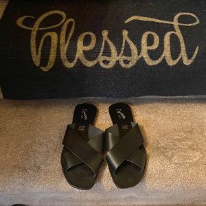 SEYCHELLES-(NWOT)-BEAUTIFUL QUALITY BLACK LEATHER CRIS CROSS FLAT SANDALS